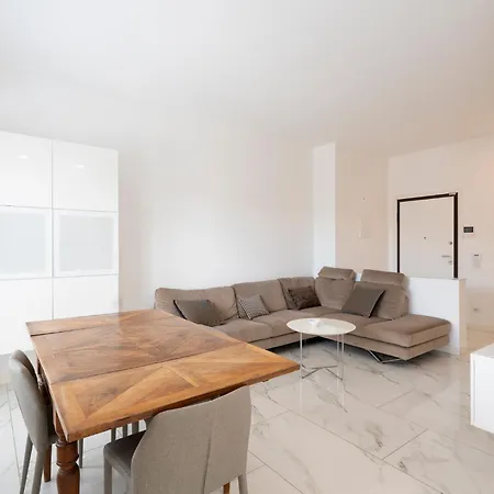 Guesthost - Lovely X4 In *