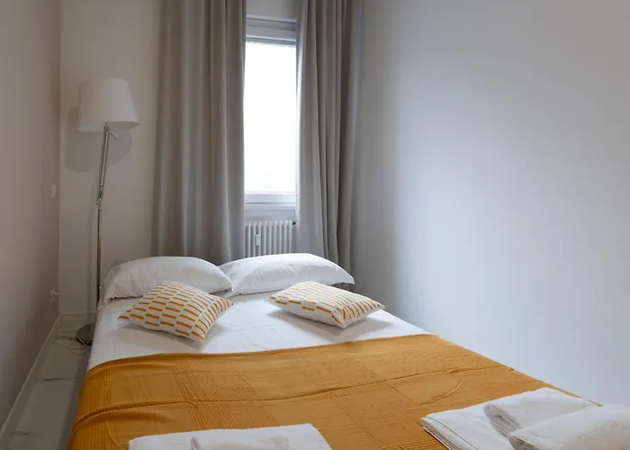 Guesthost - Lovely X4 In * רימיני