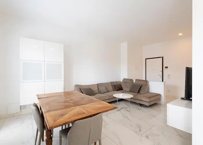 Guesthost - Lovely X4 In *